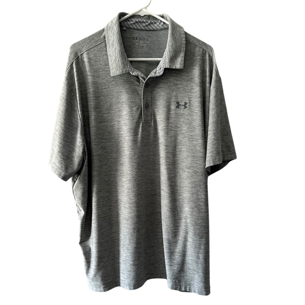 Men’s Under Armor Loose Fit Heat-gear Gray Short Sleeve Shirt, Size 2 XL.